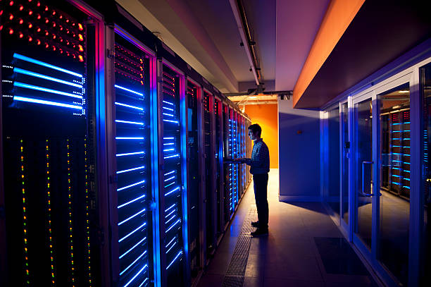 Un homme qui se trouve dans un datacenter