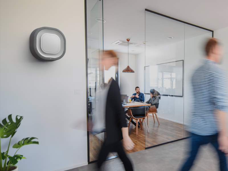purificateur aura air installé dans un bureau