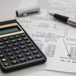 Une calculatrice sur une feuille de compte