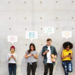 Un groupe de jeune sur leurs téléphones