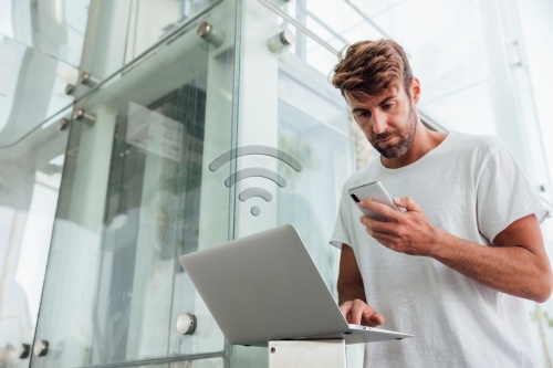 homme realisant un audit wifi
