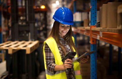 femme travaillant dans un entrepôt avec une scanette