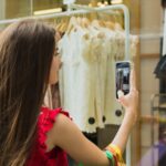 l'image représente un entrepôt ou il y'a du wifi retail